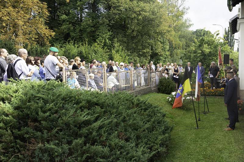 Krkonošská obec Studenec odhalila plukovníkovi Václavu Knotkovi pamětní desku na domě, ve kterém žil.