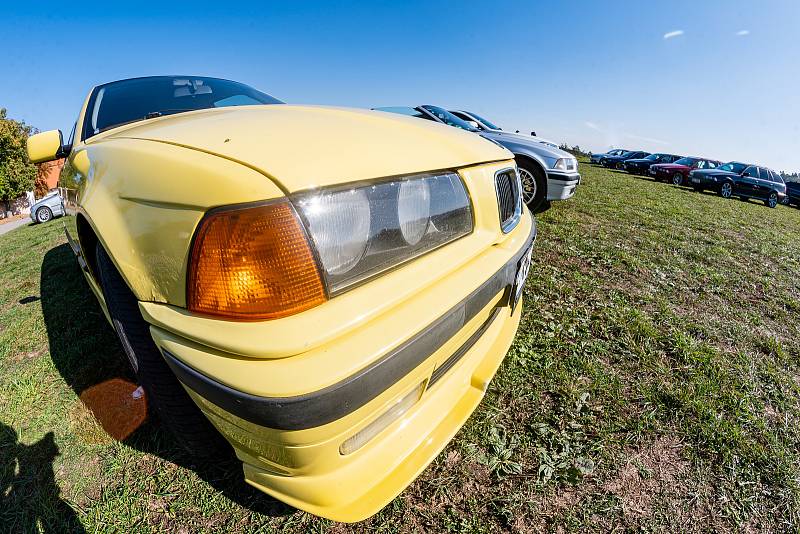 Setkání vozů BMW v areálu hospitálu Kuks.