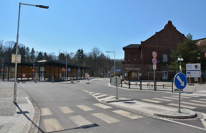 Nové autobusové nádraží v Hostinném se dočká uvedení do provozu až po umístění dodatečných bezpečnostních prvků.