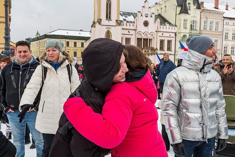 Demonstrace odpůrců protipandemických opatření v Trutnově na Krakonošově náměstí v neděli 23. ledna.