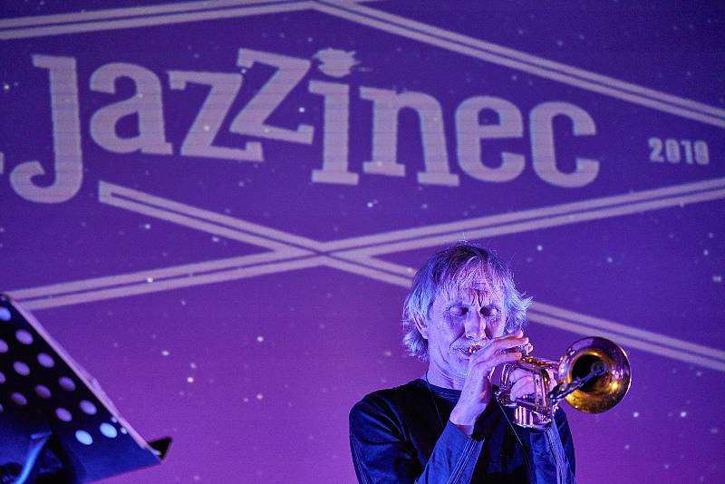 PRVNÍ KONCERT 21. trutnovského festivalu Jazzinec se odehrál ve čtvrtek v kině Vesmír. Sólově zahrála Lenka Dusilová a po ní vystoupili trumpetista Erik Truffaz a kytarista David Kollar,.