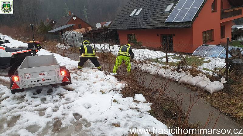 Hasiči v Horním Maršově instalovali v neděli v obci protipovodňové zábrany.