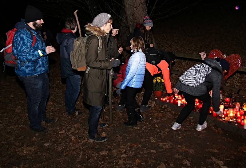 Lidé si připomněli 29. výročí také na Hrádečku u Trutnova u chalupy Václava Havla.