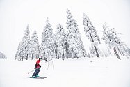 Zahájení lyžařské sezony v Krkonoších provází nadprůměrné sněhové podmínky. Lyžaři si je užívají na Černé hoře.