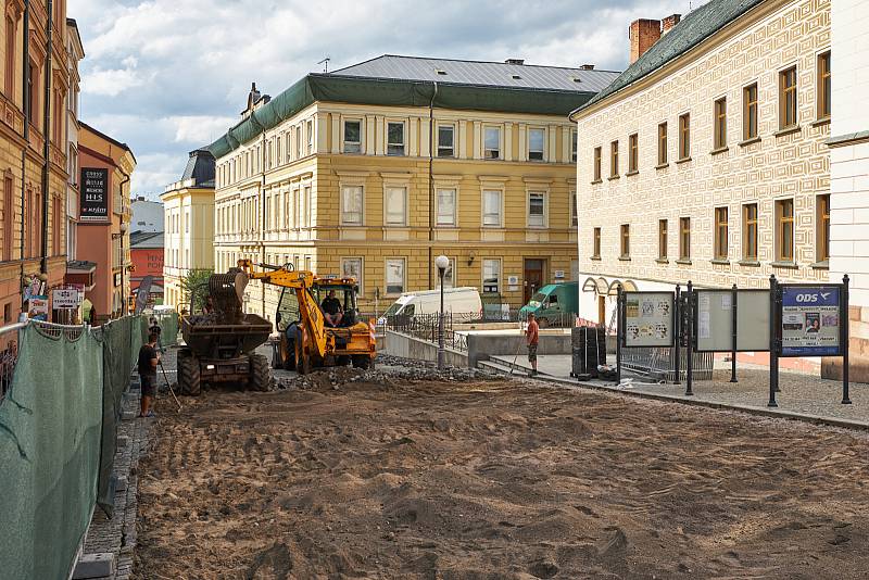 Rekonstrukce pěší zóny v centru Trutnova je v plném proudu.