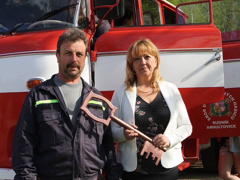 Starostka Horní Olešnice Marcela Linková převzala s velitelem ždírnických hasičů Petrem Jarým symbolický klíč od hasičské cisterny, věnované obcí Rudník.