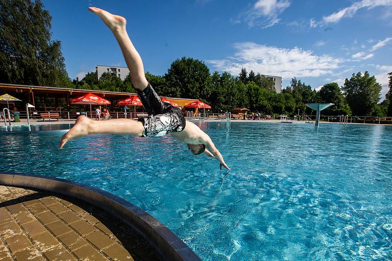 V úterý 30. června bylo poprvé otevřeno veřejnosti letní koupaliště v Trutnově po rozsáhlé roční rekonstrukci.