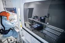 Mikrobiologická laboratoř v trutnovské nemocnici zpracovává vzorky na covid-19.
