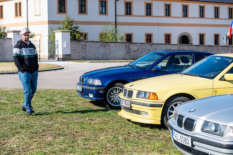 Setkání vozů BMW v areálu hospitálu Kuks.