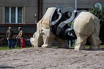 Socha nosorožce Súdána v kruhové křižovatce ve Dvoře Králové nad Labem.