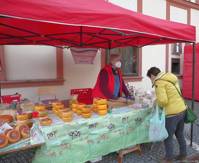 První letošní farmářské trhy ve Vrchlabí.