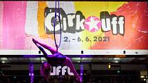 Thula Moon Martin, akrobatka z Havaje, při vystoupení na festivalu Cirk-UFF v Trutnově.