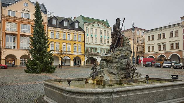 Instalování vánočního stromu na Krakonošově náměstí v Trutnově.