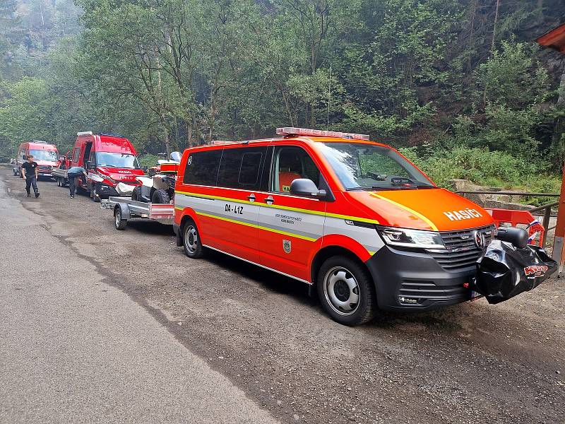 Dobrovolní hasiči z Horního Maršova zasahovali v Hřensku u rozsáhlých požárů v Národním parku České Švýcarsko.