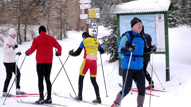 S ROZŠIŘUJÍCÍ se sítí běžeckých tras zájem o tuto zimní aktivitu stoupá. Úprava ale není levná a stopy by měli využívat pouze lyžaři. 