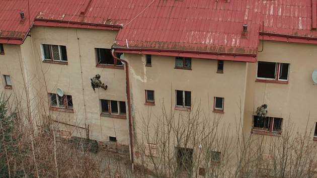Opuštěný vybydlený dům v Regnerově ulici v Úpici určený k demolici využívali v posledních měsících vyznavači airsoftu. Teď půjde k zemi.