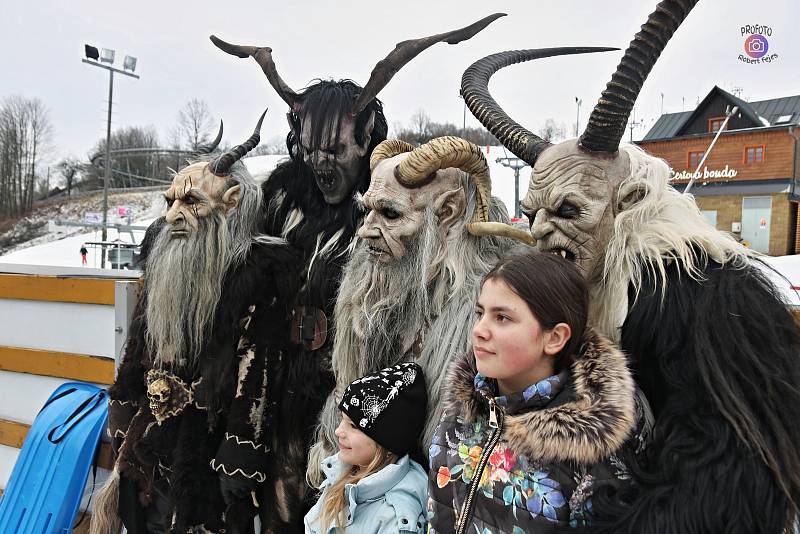 Krampusáci strašili tentokrát v Mladých Bukách.