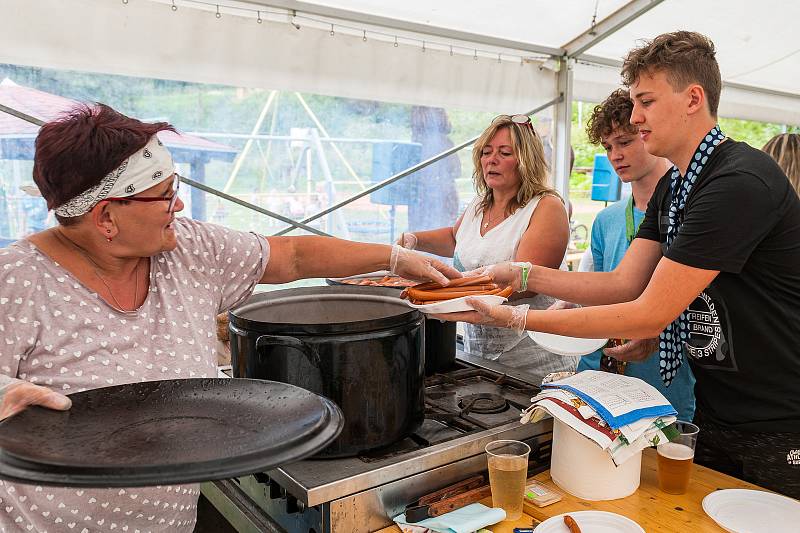 Desátého ročníku Párkyády v Petříkovicích u Trutnova se zúčastnil rekordní počet 35 účastníků.