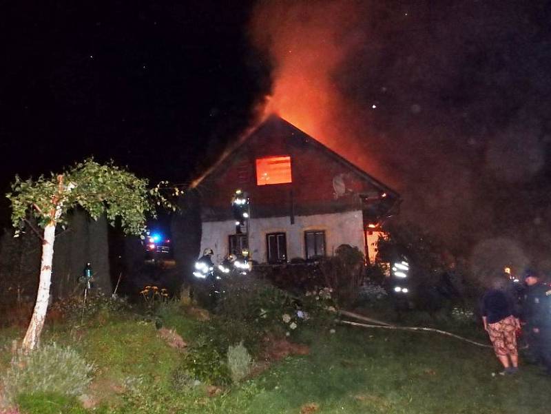 Požár chalupy ve Rtyni v Podkrkonoší způsobil škodu za dva miliony korun. 