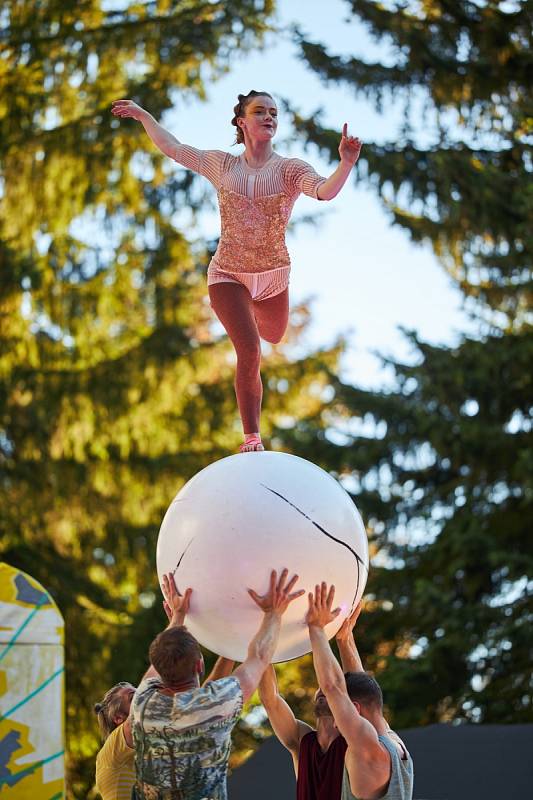 Vystoupení Cirku La Putyka na trutnovském Bojišti.