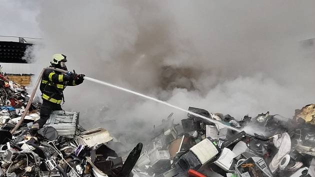 V Trutnově v úterý hořelo ve firmě recyklující elektroodpady.