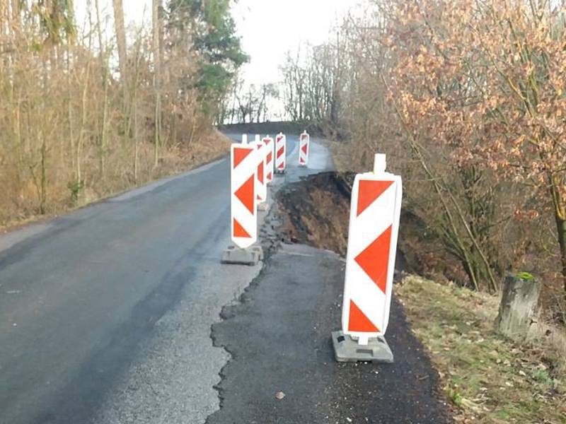 Na cestě z Vilantic na Sedlec se utrhla silnice, projedou jen osobáky.