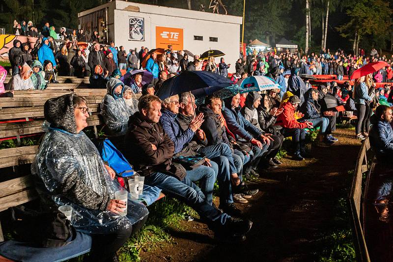 Koncert kapely Chinaski v Trutnově na Bojišti.