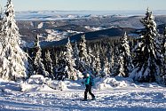 Lidé vyrazili o předvánočním víkendu do Krkonoš na lyže.