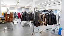 Trutnovská firma Kara je zachráněná, pracuje se v ní na plné obrátky na přípravě nové módní kolekce pro podzim a zimu.