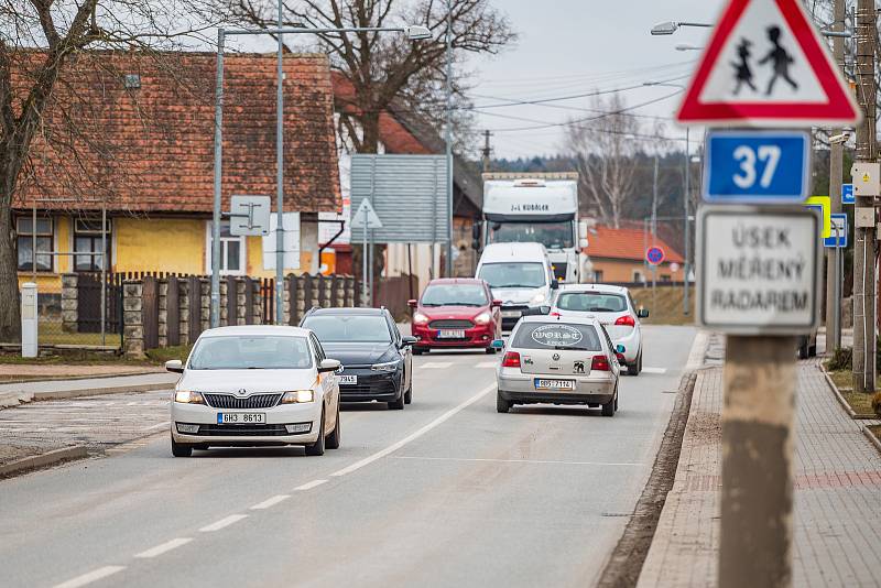 Doprava v Kocbeřích na hlavním tahu z Trutnova do Hradce Králové.