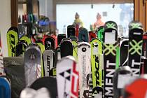 Zimní sezona začíná, lyžařské servisy mají napilno, jako například ve Vrchlabí.
