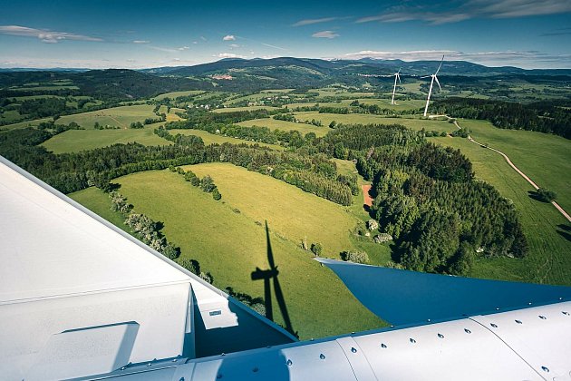 Větrné elektrárny ve Zlaté Olešnici na Trutnovsku.