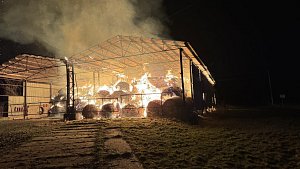 Plameny v noci zničily v Lanžově plechovou kolnu plnou uskladněných balíků slámy.