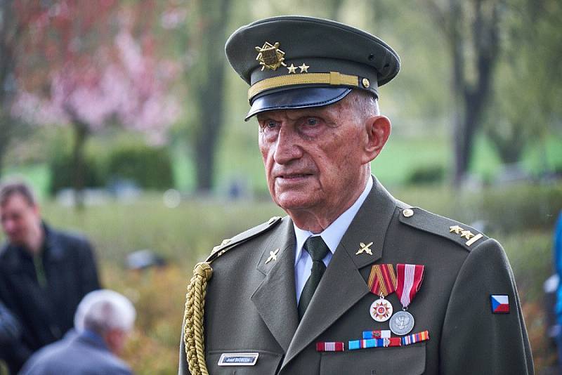 Podplukovník ve výslužbě Josef Svoboda. Od roku 1944 sloužil jako obsluha minometu u 1. československého armádního sboru.
