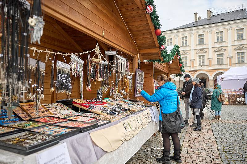 V Trutnově na Krakonošově náměstí začaly v pátek 9. prosince vánoční trhy. Potrvají do 23. prosince.