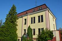 Budova bývalé základní školy ve Sluneční ulici v Hostinném se promění v Domov seniorů.