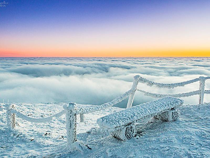 Podle Horské služby je potřeba dbát na zvýšenou opatrnost na řetězové cestě od Slezského domu na vrchol Sněžky.