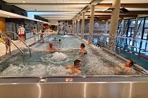 Otevřeno. V úterý 27. prosince 2022 se přišli vykoupat do Aquacentra Vrchlabí první návštěvníci.