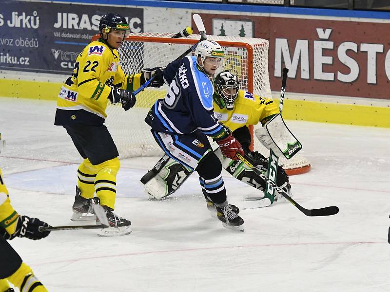 Vrchlabští hokejisté v čele s gólmanem Soukupem slaví nejvyšší výhru v sezoně.