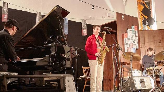 BETWEEN THE LINES (Mezi řádky) je název alba, kterým muzikanti Pavel Hrubý, Michal Nejtek a Dano Šoltis odstartovali v pátek letošní trutnovský festival Jazzinec.