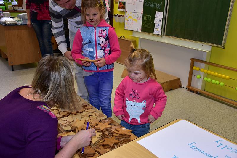 Medové trhy v základní škole Úpice-Lány.