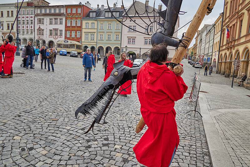 Trutnovský drak byl v sobotu vyzdvižen na věž Staré radnice na Krakonošově náměstí.