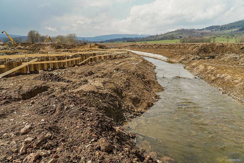 Výstavba úseku rychlostní silnice S3 v Polsku u města Lubawka.