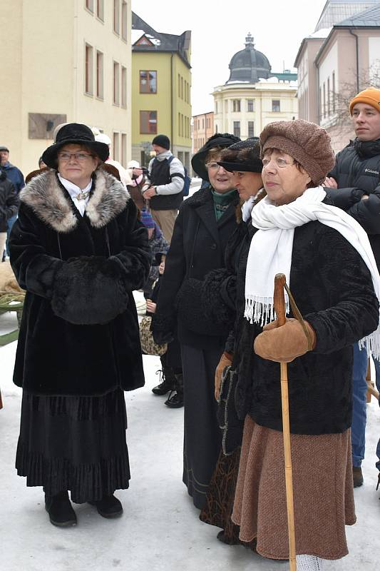 Závody na historických saních a v dobovém oblečení ve Zvědavé uličce v Jilemnici.