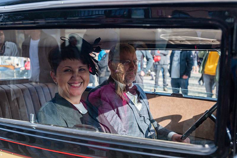 Veteran Car Club Dvůr Králové nad Labem pořádal přehlídku a jízdu historických vozidel Než vypustíme vodu z chladiče.