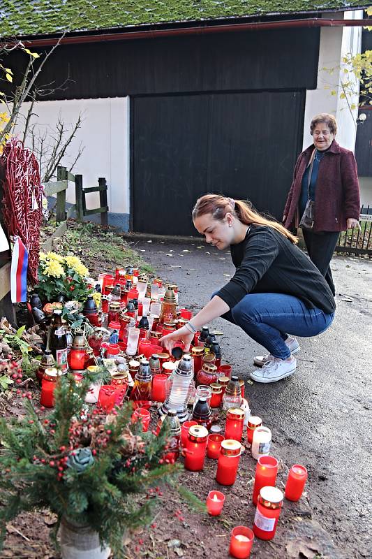 Celou neděli desítky lidí zapalovaly svíčky u chalupy Václava Havla na Hrádečku ve Vlčicích.