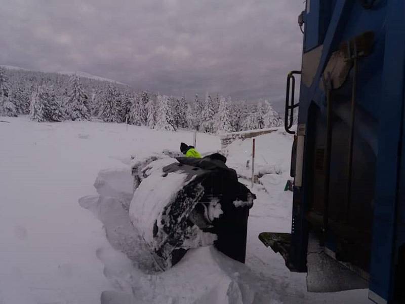 Svážení odpadu je složité hlavně na horách, nejvíce v lokalitě Špindlerova Mlýna, kde je pohyb nákladních vozidel v zimě velmi náročný.