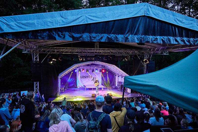 Koncert písničkáře Pokáče zahájil Kulturní léto na Štěrbově vile na Přehradě Les Království.