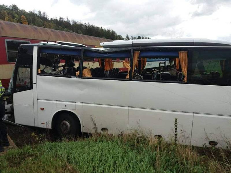 V pondělí dopoledne se srazily na železničním přejezdu v Kunčicích nad Labem vlak s autobusem.