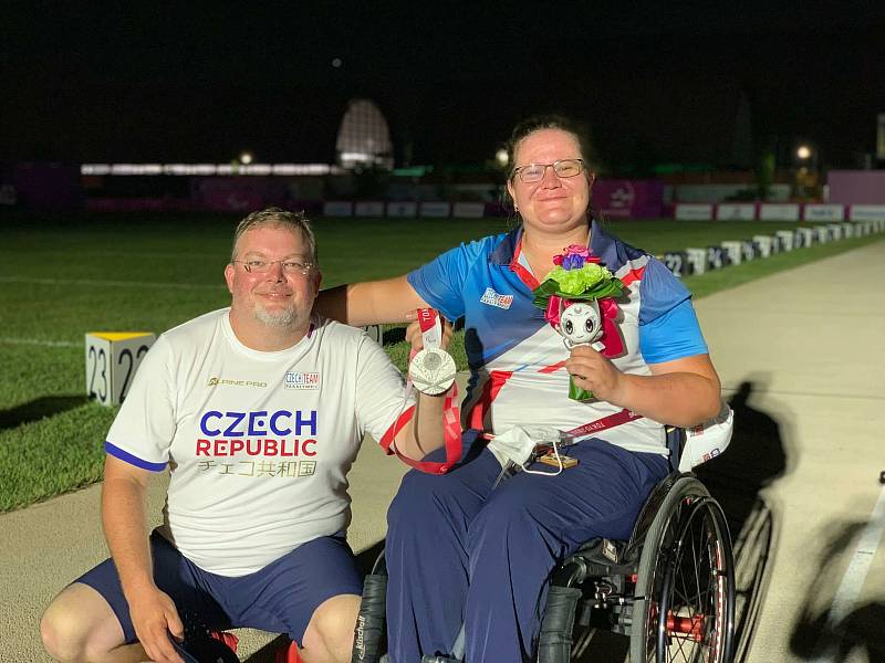 Šárka Musilová z Trutnova získala na paralympijských hrách v Tokiu stříbro v lukostřelbě.